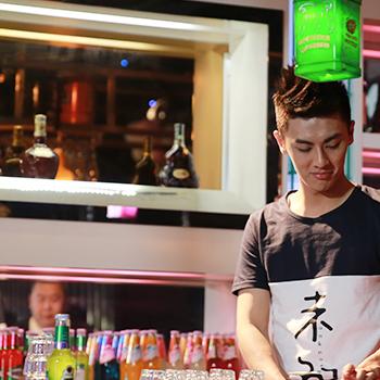 《骗子酒吧》玩法揭秘：轻松上手，告别游戏难题