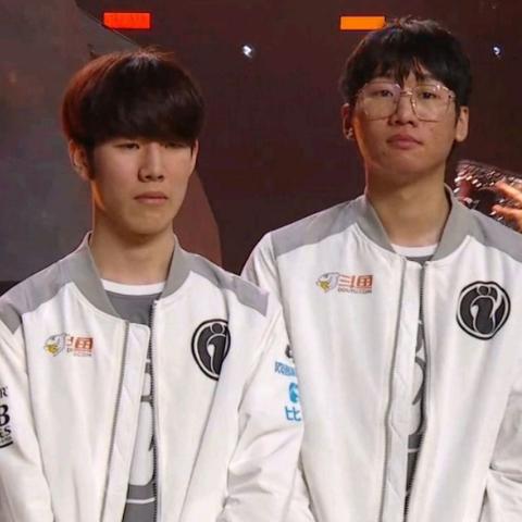 Theshy宁王宝蓝助阵,梦幻军团长Boss轻松拿下! Theshy宁王宝蓝助阵,梦幻军团长Boss轻松拿下!