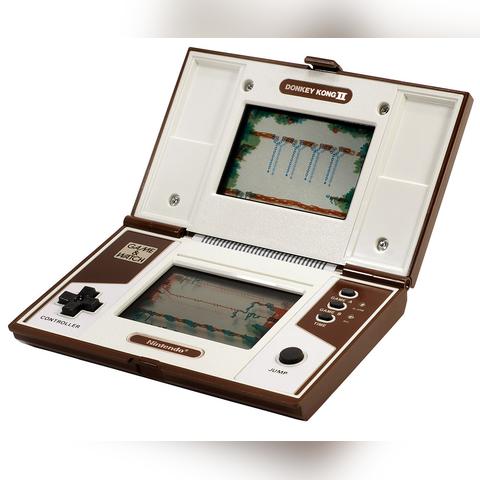 GameBoy掌机与智能手机大小对比