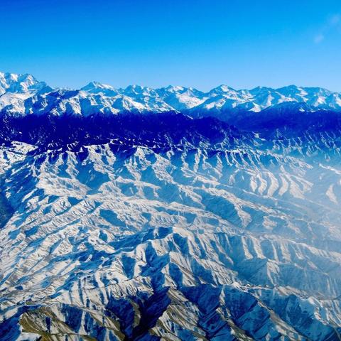 探寻神秘！这款联机游戏，为何魔龙巨兽让玩家狂热排队？