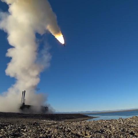 《堡垒之夜》新载具揭秘：四轮机车试驾，速度与激情！