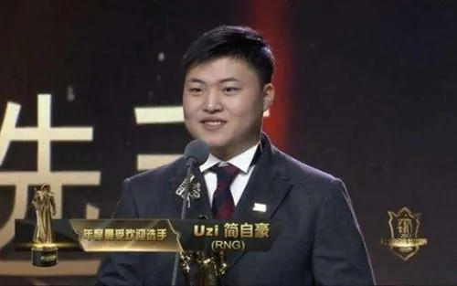 Faker盛赞Uzi荣登名人堂：实力与荣誉的完美融合！