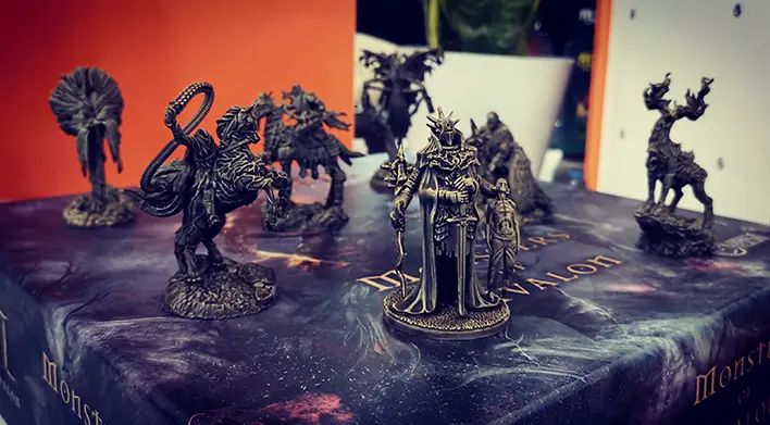 《探寻污痕圣杯：阿瓦隆陨落之地，冥石天匠藏身之谜》