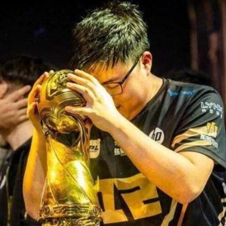 NBA传奇同框!Uzi荣登名人堂,独家揭秘入选背后的故事 NBA传奇同框!Uzi荣登名人堂,独家揭秘入选背后的故事