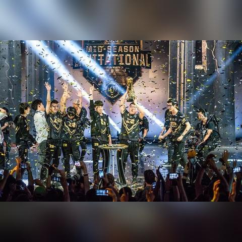 电竞传奇荣耀加冕！Uzi荣登《英雄联盟》名人堂盛典，揭秘幕后精彩瞬间