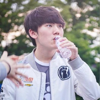 Uzi名人堂通行证揭秘:澡子哥传奇与退役生活幕后故事 Uzi名人堂通行证揭秘:澡子哥传奇与退役生活幕后故事