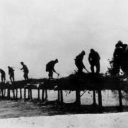 《绝地求生》精准对枪攻略：扫射、对枪与掩体技巧解析