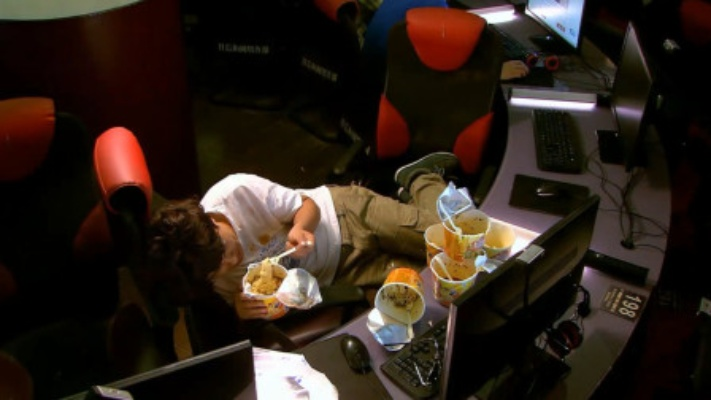 《网吧通宵泡面传奇：那些年偷吃的回忆》