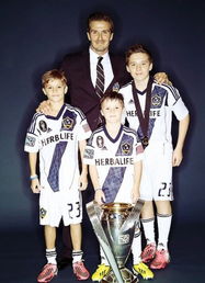 白衣中场星光璀璨,金狼小贝联手闪耀! 白衣中场星光璀璨,金狼小贝联手闪耀!