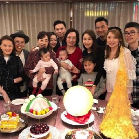 《中国游戏女神再创辉煌,国际大奖见证传奇!》 《中国游戏女神再创辉煌,国际大奖见证传奇!》