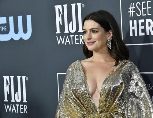 安妮海瑟薇片场摔倒神速起身！全场惊呼！