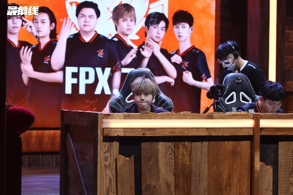 FPX.ZQ求生者稳中显神通,破冰先锋首战告捷! FPX.ZQ求生者稳中显神通,破冰先锋首战告捷!