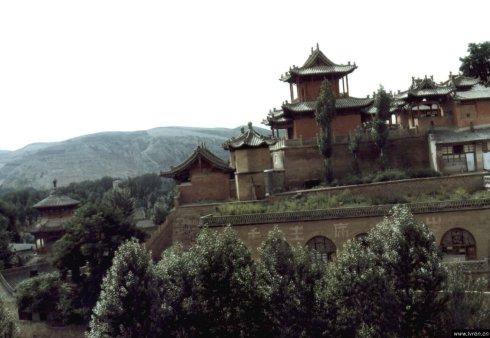 《明末渊虚之羽》唐王行宫复刻揭秘：平武报恩寺实景一比一重现，沉浸式体验新升级