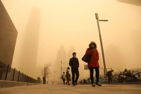 沙尘笼罩下的现代启示录:一线生机深度解析 沙尘笼罩下的现代启示录:一线生机深度解析