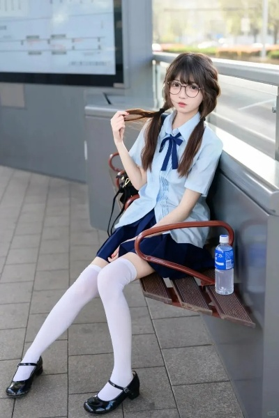 JK制服cos美少女:绝美过膝薄丝,纯欲瓦学姐风采独绝 JK制服cos美少女:绝美过膝薄丝,纯欲瓦学姐风采独绝