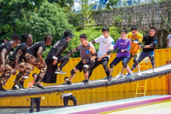 百米生死线！2025跑酷达人如何突破100m极限时速？