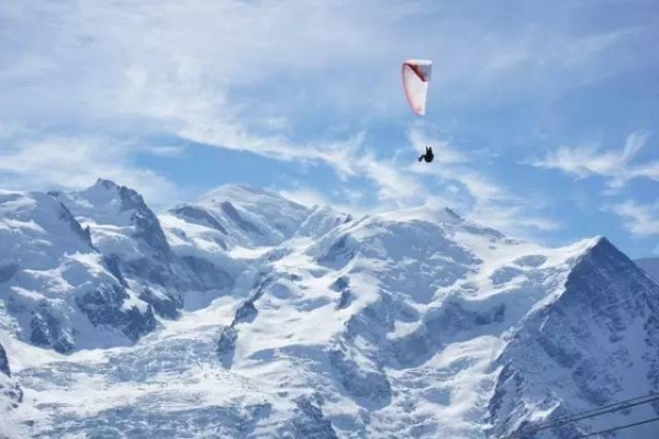 阿尔卑斯巅峰重塑生存，叙事经营《覆雪之上》新境界