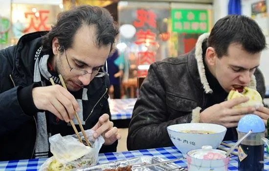 倒反天罡!老外狂追国服美食,只为尝一口独家风味? 倒反天罡!老外狂追国服美食,只为尝一口独家风味?