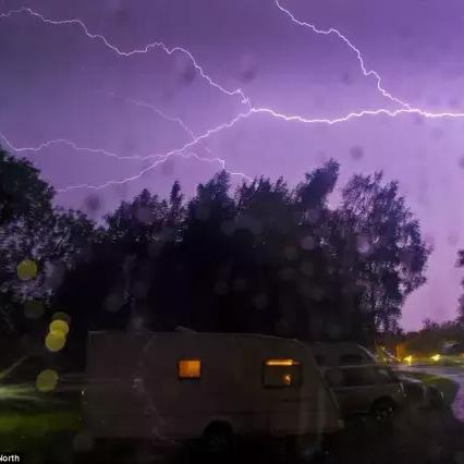 冰霜奇迹新皮肤亮相，雷暴王者换装冰火两重天