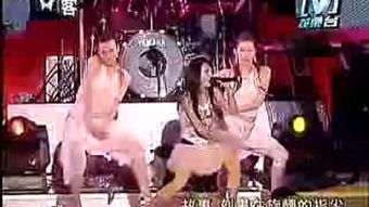 《神鬼寓言4》男性走姿引热议:新潮流“扭臀舞”争议升级 《神鬼寓言4》男性走姿引热议:新潮流“扭臀舞”争议升级