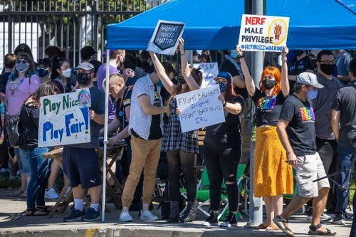 动视暴雪前CEO考迪克惊现萝莉岛,网友:萝莉岛新势力崛起 动视暴雪前CEO考迪克惊现萝莉岛,网友:萝莉岛新势力崛起