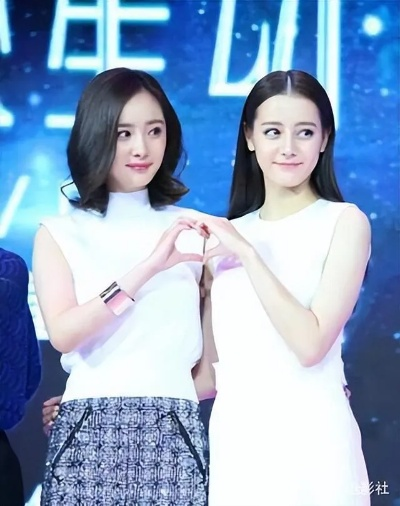 迪丽热巴杨幂庆生暗语，顶级流量下的娱乐圈友谊还能维持多久？