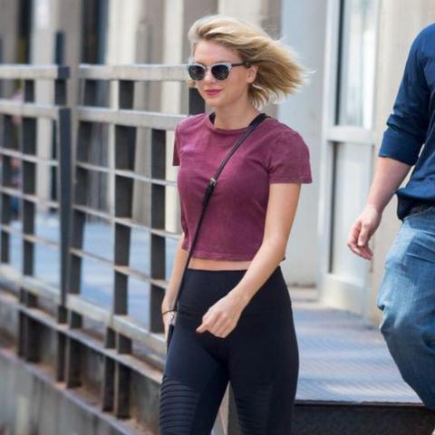 泰勒·斯威夫特现身好友婚礼，这套绝美私服造型凭什么刷屏？