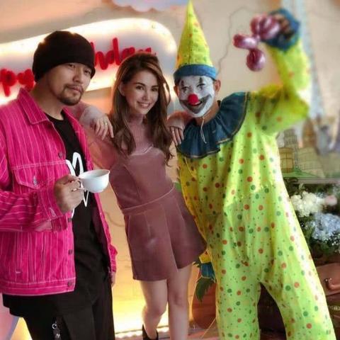 周杰伦女儿近照引发热议，海瑟薇长发造型绝美，这波穿搭赢麻了