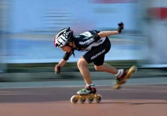 想要极速飞驰？揭秘急速轮滑核心技巧与硬核装备避坑指南