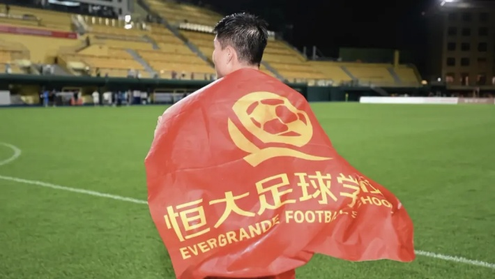 坚若磐石镇守后防，“足球皇帝”决胜千里！