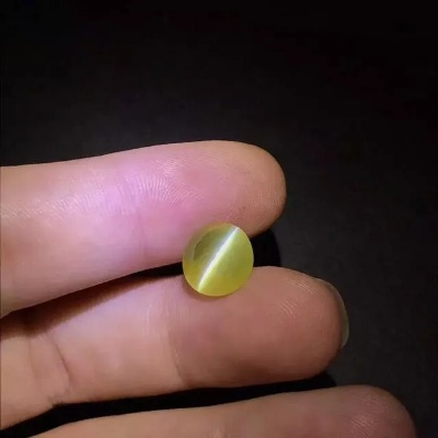 揭秘未切割金绿玉,如何从原石中赌出顶级猫眼? 揭秘未切割金绿玉,如何从原石中赌出顶级猫眼?