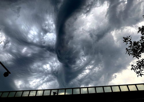 天津上空绿光如葱是UFO？揭秘2026年光柱成因与真相