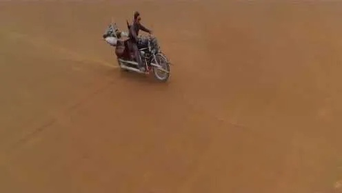 褒贬不一操作争议?红色沙漠高管,学会如骑自行车 褒贬不一操作争议?红色沙漠高管,学会如骑自行车