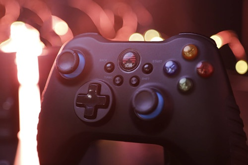 龙信2两周年纪念，烈焰升腾联名手柄，超帅设计引爆游戏体验