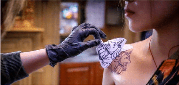 暴雪美女制作人因纹身遭网暴，未给角色开后门