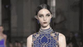 范冰冰素颜看手机引热议，普通人如何复制这种顶级皮相？