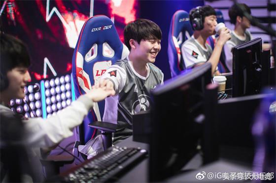 Rookie萌生退意，花边缠身影响LPL冠军中单心态？