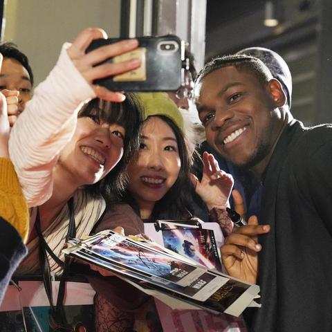 星球大战芬恩演员波耶加,正和菲洛尼谈回归,曾表态不再演 星球大战芬恩演员波耶加,正和菲洛尼谈回归,曾表态不再演