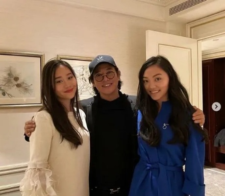 李连杰女儿露脐装造型太敢穿?深扒欧美风穿搭底层逻辑! 李连杰女儿露脐装造型太敢穿?深扒欧美风穿搭底层逻辑!