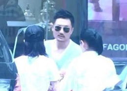 刘若英老公照片罕见流出，钟小江真容与神秘背景全解析