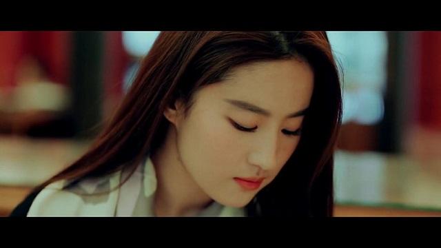 刘亦菲白色吊带裙为何封神？揭秘神仙姐姐级穿搭与建模逻辑